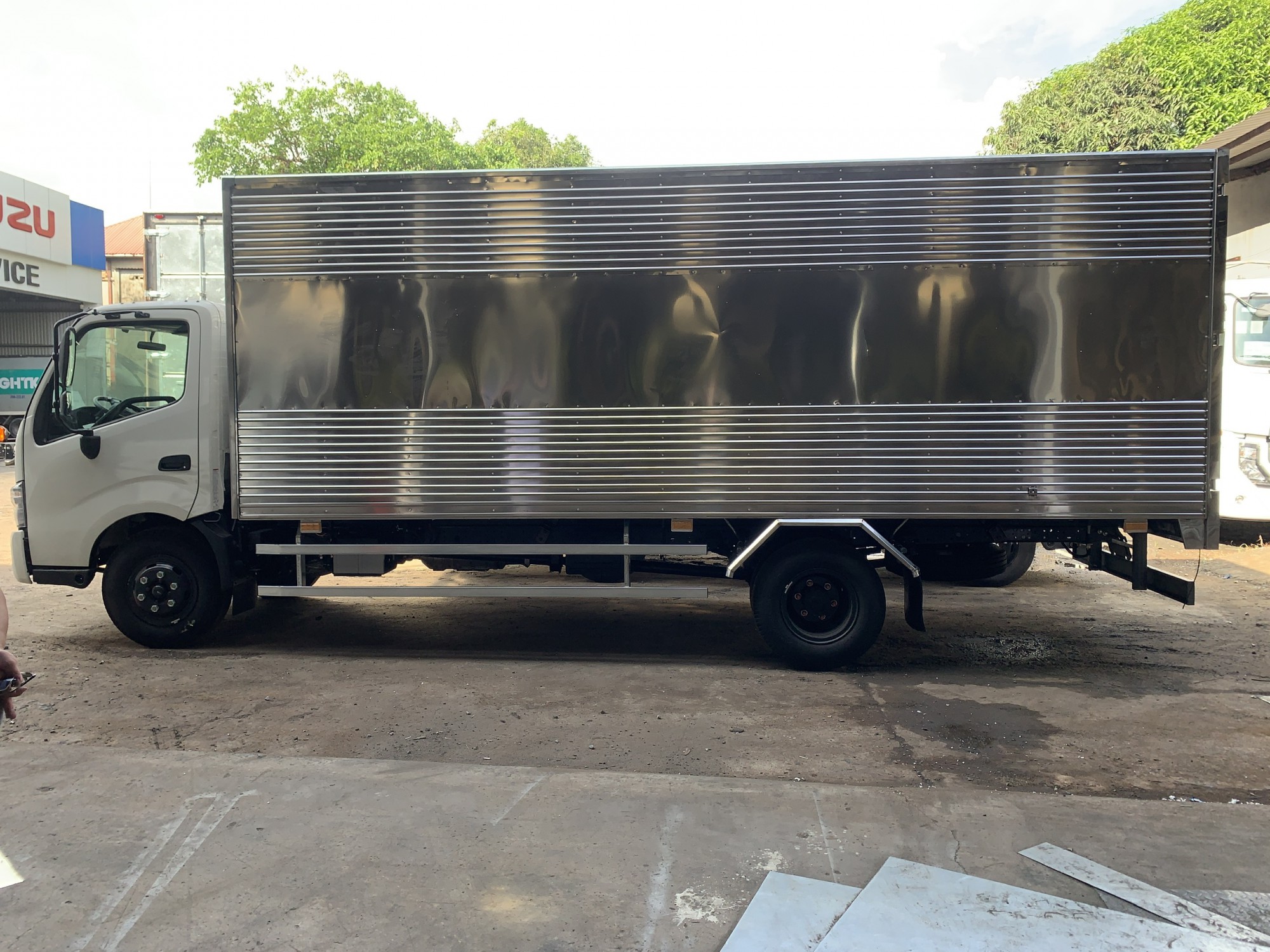 Hino 4,8 tấn Thùng Kín XZU730L 