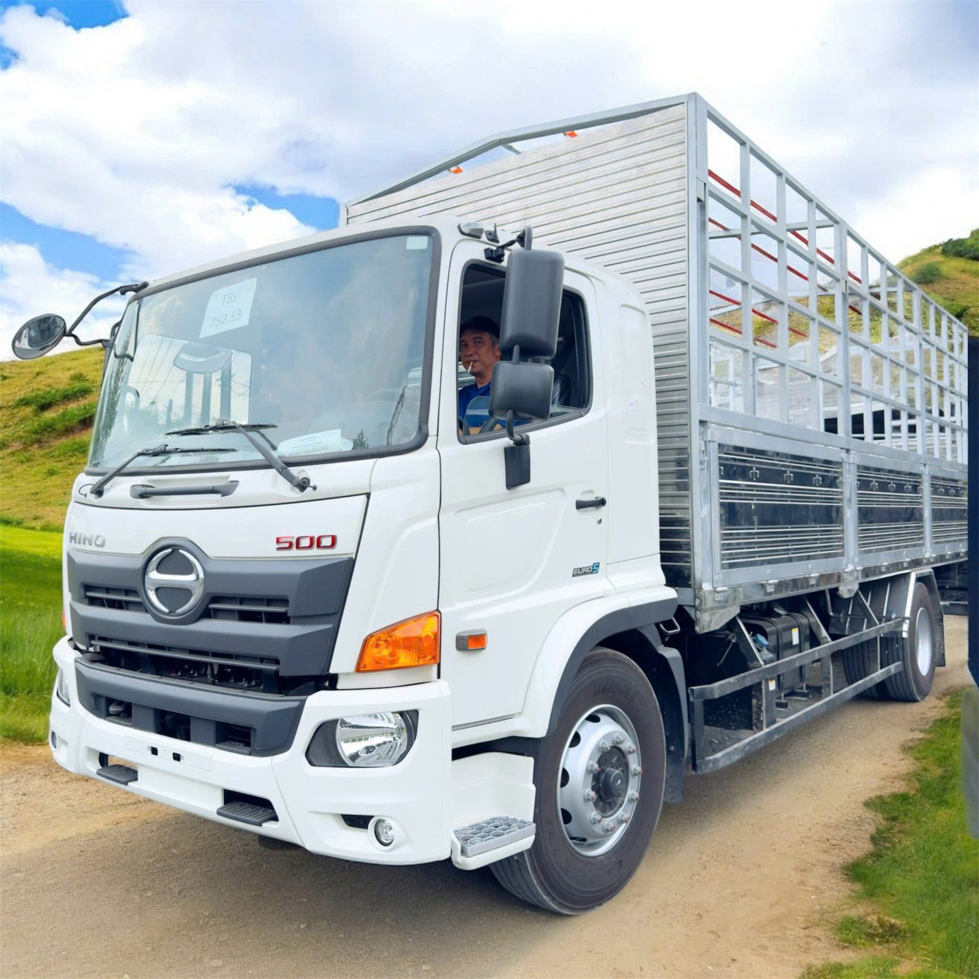 Xe Tải Hino 9 Tấn Thùng Mui Bạt